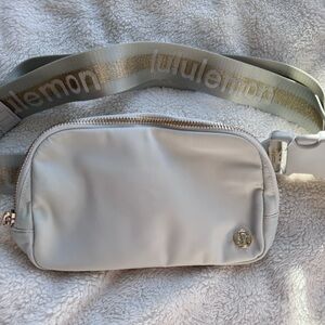 Lululemon Everywhere Belt Bag 1L，Vapor/Gold/White